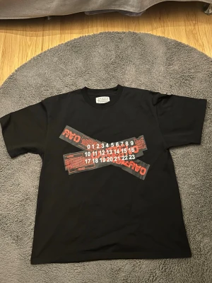 Maison Margiela T-shirt  - Helt ny, storlek M, oversized modell. Priset går diskutera! Hör av dig vid funderingar!