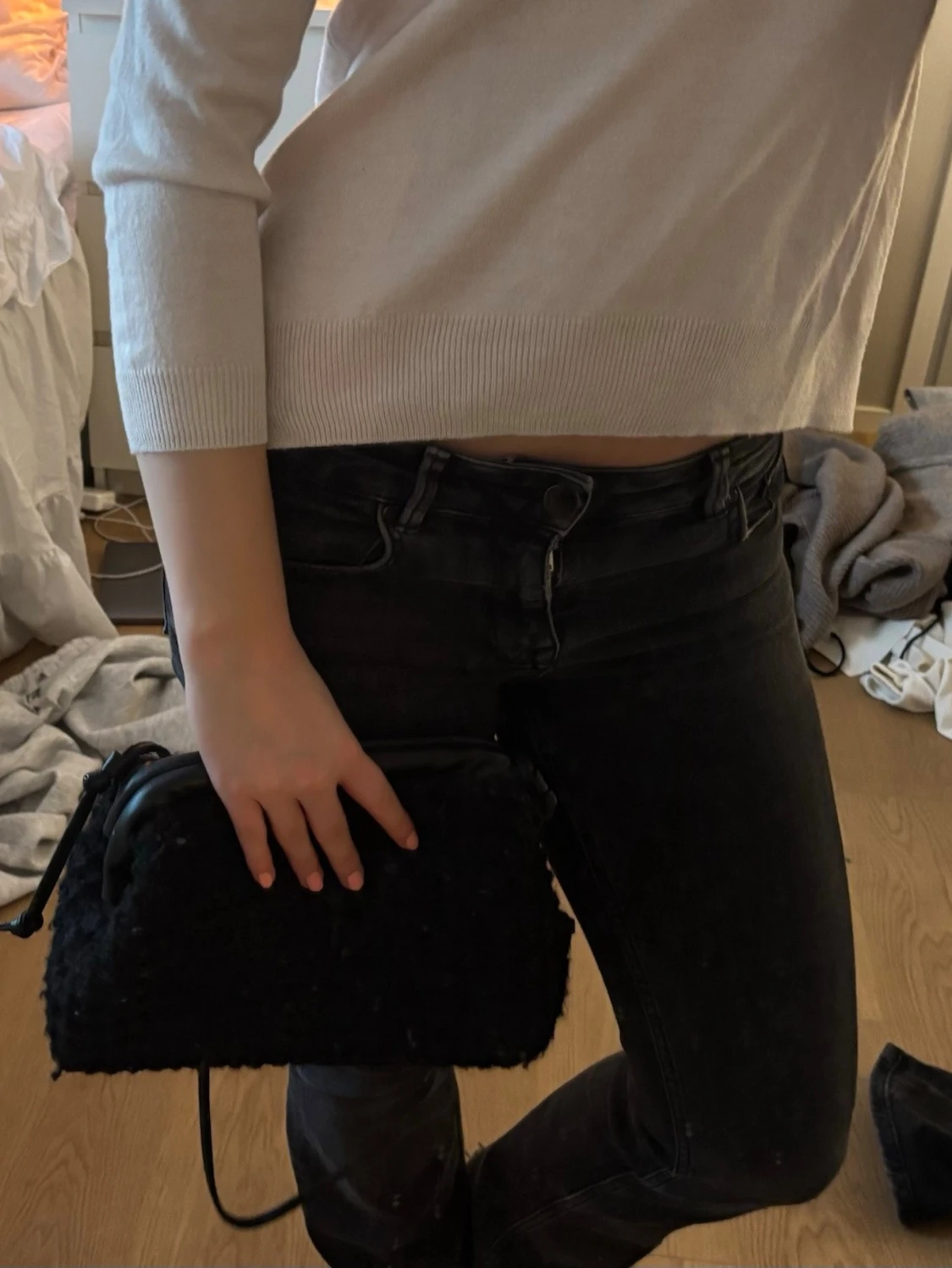 Svart handväska i syntetmaterial - 1