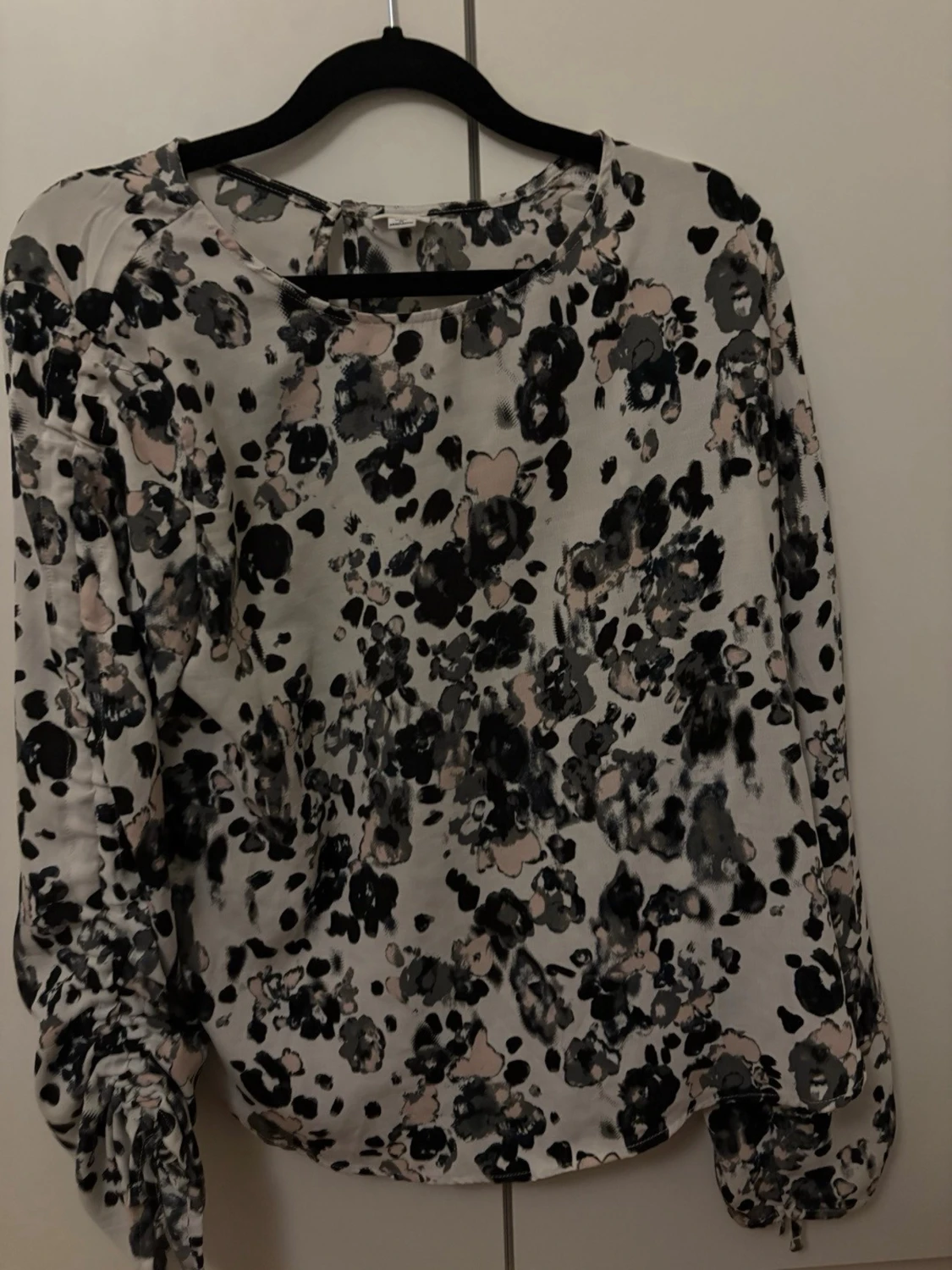 Mönstrad blus med knytärmar