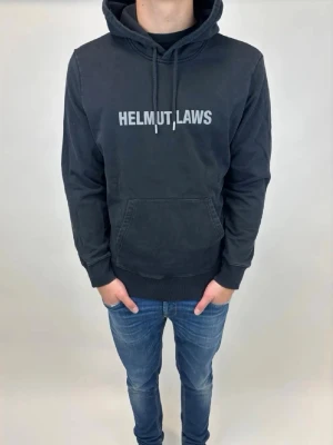 Helmut Lang Hoodie  - Hej! Säljer nu denna väldigt snygga och sällsynta Helmut Lang Hoodie! Storlek M,  Sällsynt model som inte längre säljs i butik! Perfekt hoodie nu tilll vintern