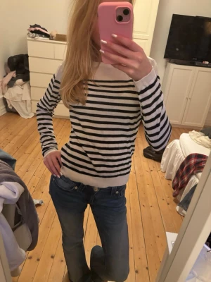Randig vit och svart tröja - Finstickad tröja med smala ränder i storlek S från Zara. Fint skick💕