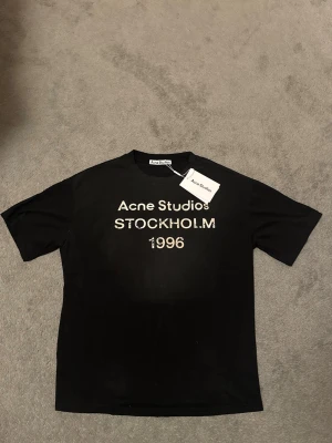 Acne studios t-shirt - Helt ny, storlek: L, färg: svart, tagg finns kvar, priset kan diskuteras.