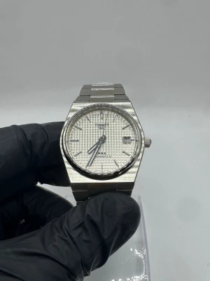 Tissot PRX powermatic 80 - Nypris: ca 9 500 kr Skick: Jättebra, ser nästan ny ut Med: Fulla länkar Utan: Originalbox och papper  Snygg och elegant klocka i 35 mm – perfekt för både vardag och mer dressade tillfällen. Powermatic 80-verk ger upp till 80 timmars gångreserv. Klockan är i fantastiskt skick, knappt använd, och kommer med fulla länkar redo att bäras direkt. Ett utmärkt tillfälle att få en nästan ny Tissot PRX Powermatic 80 till ett bra pris! Priset går att diskutera vid snabb affär 