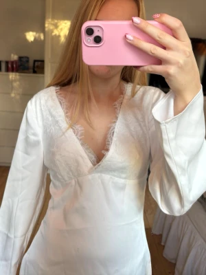 Vit satinklänning - Helt ny satinklänning från NA-KD i storlek 34. Ny med prislappen kvar. Perfekt till student💕