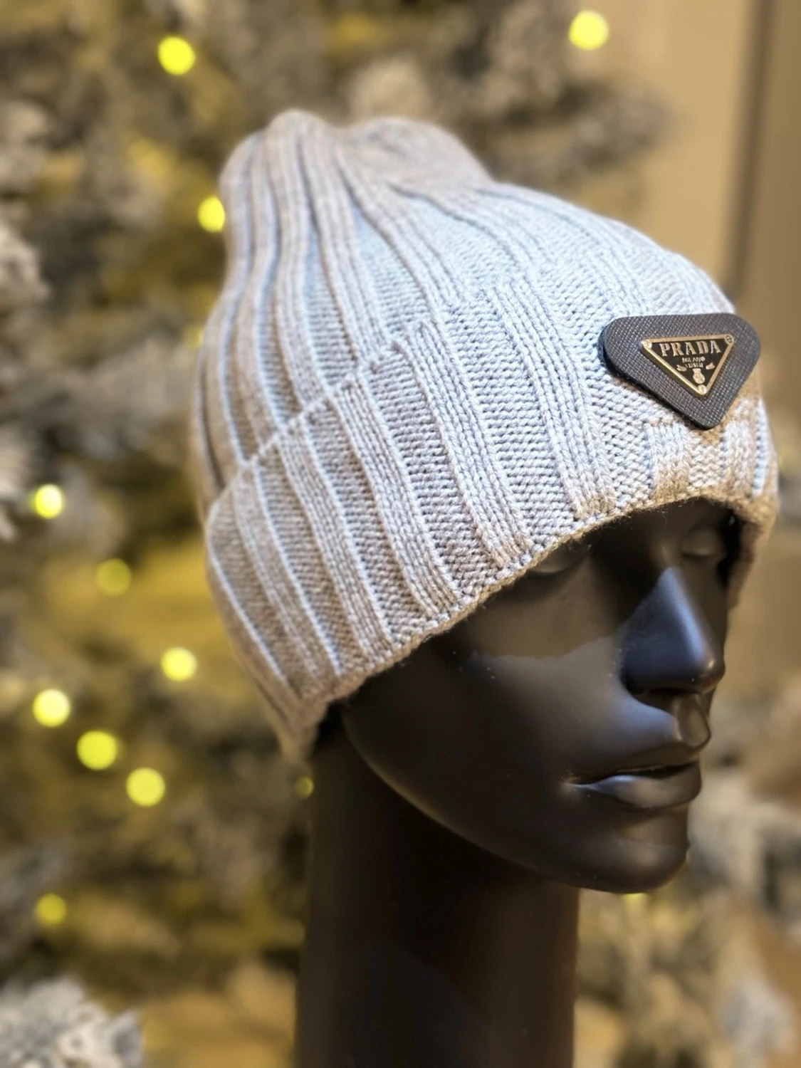 Ljusgrå ribbstickad mössa - 1