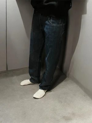 Mörkblå G-star jeans - Mörkblå G-star jeans med klassisk femficksdesign och raka ben. Jeansen har snygga kontrastsömmar och subtil broderad detalj på bakfickorna. Passformen är loose och materialet är slitstarkt jeans. Perfekt för dig som gillar en avslappnad stil. Storleken är W30 L32. Jeansen är helt oanvända. Skriv om du undrar över något. Kan gå ner i pris vid snabb affär. Nypris 1300kr