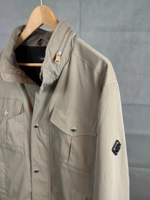 J.Lindeberg Field jacket Bailey - J.Lindeberg fieldjacket, mycket eftertraktad modell| Färg: Beige | Storlek: XL, kan även passa L | Skick: Otroligt bra skick, inga defekter | Hör av dig vid frågor och funderingar! 