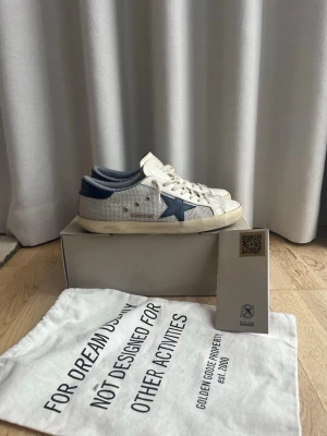 Golden Goose skor - Golden Goose superstars i en härlig färg. Storlek 43. Köpta för 5500kr. Allt og följer med och äktighetsbevis (se bild 2). Skorna är enbart använda under förra sommaren och är i väldigt bra skick. Kom aldrig riktigt till användning då de inte passar min stil. 