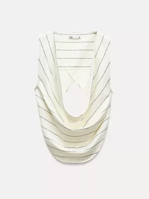 Backless topp Zara - Säljer denna unika topp från Zara, den är backless och har en unik framsida. Supersöt att klä upp till fest eller till en vår/sommarkväll.🌌❄️⛱️☀️🦋🌸