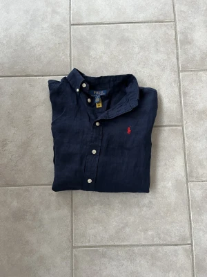Mörkblå linneskjorta från Polo Ralph Lauren - Nyskick typ!  Köpt för 1495:- Hör av dig gällande frågor 14-16 ~160 cm Linne