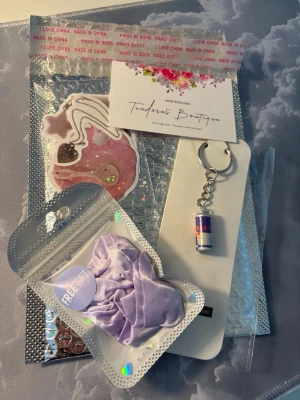 Redbull Nyckelring *gåva ingår* - Säljer en nyckelring med en miniatyr Redbull energidryck. INGÅR GÅVOR. Perfekt för dig som vill piffa till väskan eller nyckelknippan med något unikt och färgglatt.