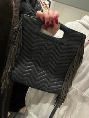 Maje väska - En snygg men sliten maje väska. Tyvärr är märket vid handtaget bort slitet men lappen i och spännet vid bandet visar att den är äkta, (se bilder 5,6)!!! 