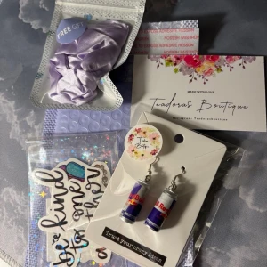 Örhängen med Red Bull-burkar *gåva ingår* - Unika örhängen formade som små Red Bull-burkar i blått, silver och rött. Perfekt för dig som gillar statement-smycken och vill sticka ut med en cool och lekfull stil. Krokar i metall och detaljerad design.