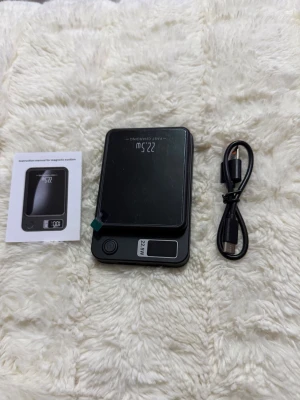 Svart trådlös powerbank 22.5W med display - En svart trådlös laddare för mobiltelefoner med digital display och USB-C kabel. Laddaren har en effekt på 22.5W och stödjer snabb laddning. Helt ny aldrig använd. 