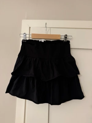 Volangkjol från Subdued - Supersöt Volangkjol med inbyggda shorts. 