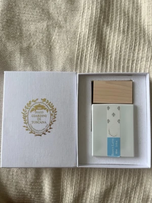 Giardini di Toscana Bianco Latte 100ml - Bianco latte parfym från Giardini di Toscana i 100 ml. Jag har använt ungefär 15%, kommer i orginal förpackning. Nypris 1400.