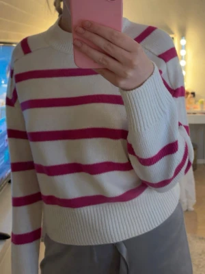 Vit och rosa randig stickad tröja Amisu - Stickad tröja från Amisu köpt på new yourker❣️ storlek xs, säljer då den ej kommer till användning längre 