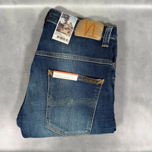 Nudie Jeans - - Nudie Thinn fin — Storlek 31/30 — 9/10 - bra skick utan defekter — Inkluderat - Bara Jeans har ej kvar tagsen — Retail 2000kr — Modellen är - 180cm, 65kg - Köp innan 20:00 Fraktas samma dag📦