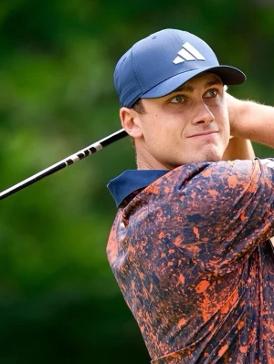 Adidas golfkeps - Vill du likna den världskända golfstjärnan Ludvig Åberg, köp då denna (nästan) likadana golfkeps från Adidas. Jag köpte denna för 249kr men den kom aldrig till användning, så nu säljer jag den för bara 149kr (priser kan gärna diskuteras). Den är i en snygg blå/grå färg med en vit broderad Adidaslogga⛳️🏌️🧢