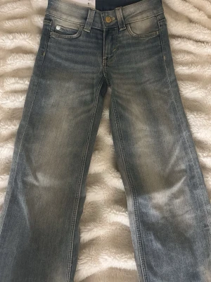 Ljusblå jeans från weekday - Sjukt snygga jeans från weekday storlek 23/30. Är för små och tiden hade gått ut för att lämna tillbaka. Helt oanvända