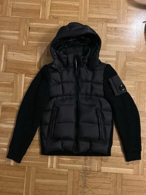 Cp company Cardigan - Säljer min cp company cardigan i strlk S. Inga skador, Men tyget vid armarna är lite slitet(bild 7) annars är det inga skador alls!