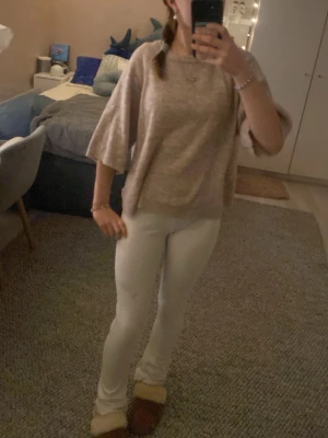Beige stickad kortärmad tröja från lager - I storlek M men är meningen att vara oversized!💕 Inte så ”mjuk” som nyköpt men det är inget som syns🫶🏼