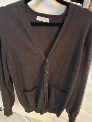 Mörkgrå kofta från Gran Sasso - Stilren mörkgrå cardigan från Gran Sasso gjort i Italien. Tröjan passar ungefär som en svenska xs-s . Hör av er vid frågor!