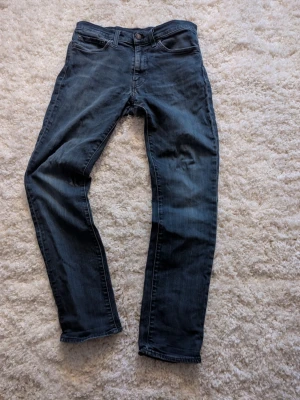Levi's 511 mörkblå jeans 32/32 - Snygga mörkblå Levi's 511 jeans med klassisk femficksdesign och raka ben. Jeansen har en slim passform och är tillverkade i mjukt bomullsmaterial med lite stretch för extra komfort. Perfekta till en avslappnad streetstyle-look.