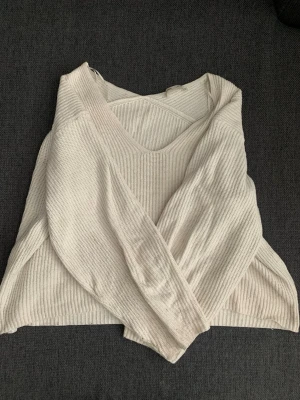 Beige ribbad croppad tröja - Beige croppad tröja med ribbad struktur.