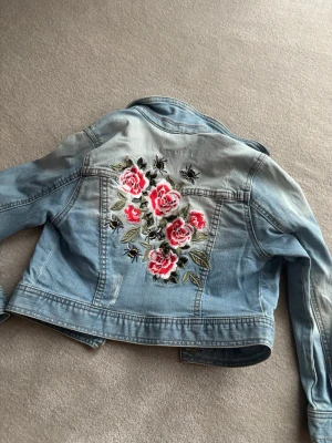 Otroligt söt jeansjacka barn - Mycket fina broderier. Storlek 134