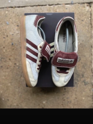 Wales Bonner sambas pony hair - Säljer mina Wales bonners, storlek 46 2/3 men passar betydligt mindre. Typ som 45. Slitage på utsidan där bak. Skit snygga och är 100% äkta. 