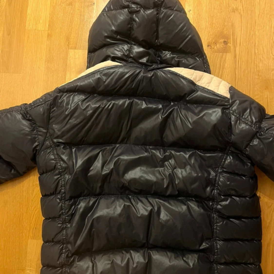 Svart dunjacka med huva från Moncler - 1