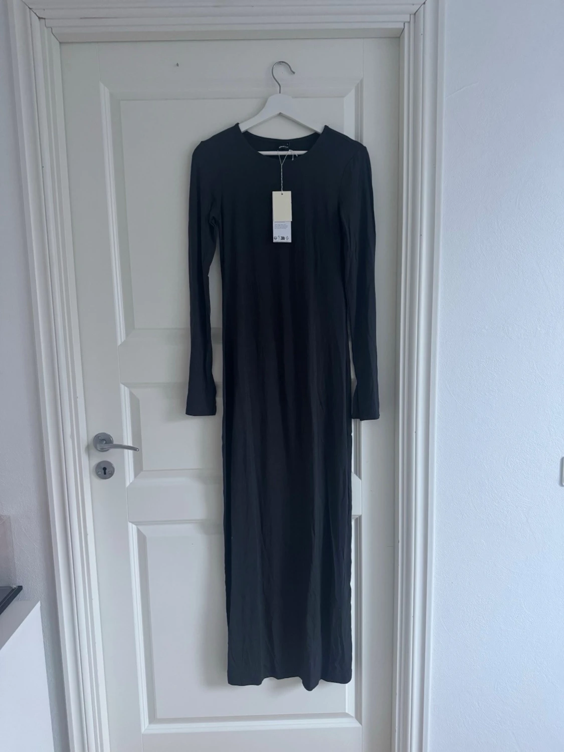 Mörkgrå långärmad maxiklänning