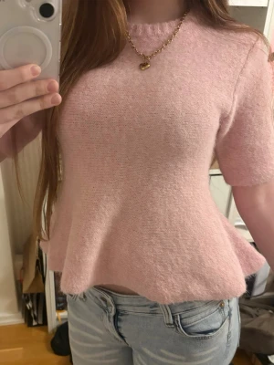 Utsvängd stickad tröja Lindex  - Supermjuk ljusrosa stickad tröja från Lindex. Helt ny fick i julklapp och fick dubbletter så säljer en! Orginalpris: 400kr aldrig använd förutom för visningsbild