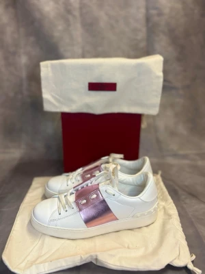 Valentino Opens Dam | Storlek 37,5 - Valentino Opens till damer i storlek 37,5. Skicket är mycket bra. Storlek 37,5 | Boxen + Dustbag tillkommer vid köp! Fraktar samma dag ⭐️