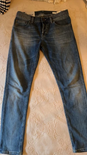 Blå Dondup Mius jeans - Ljusblå/beiga Dondup jeans i slim fit, passar bra till nästan allt och är i mycket bra skick