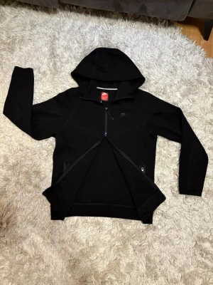 Svart nike tracksuit. - Säljer en svart nike ställ str M som är använd fåtals gånger, pris kan diskuteras och även om man vill köpa bara underdelen eller hoodien. 