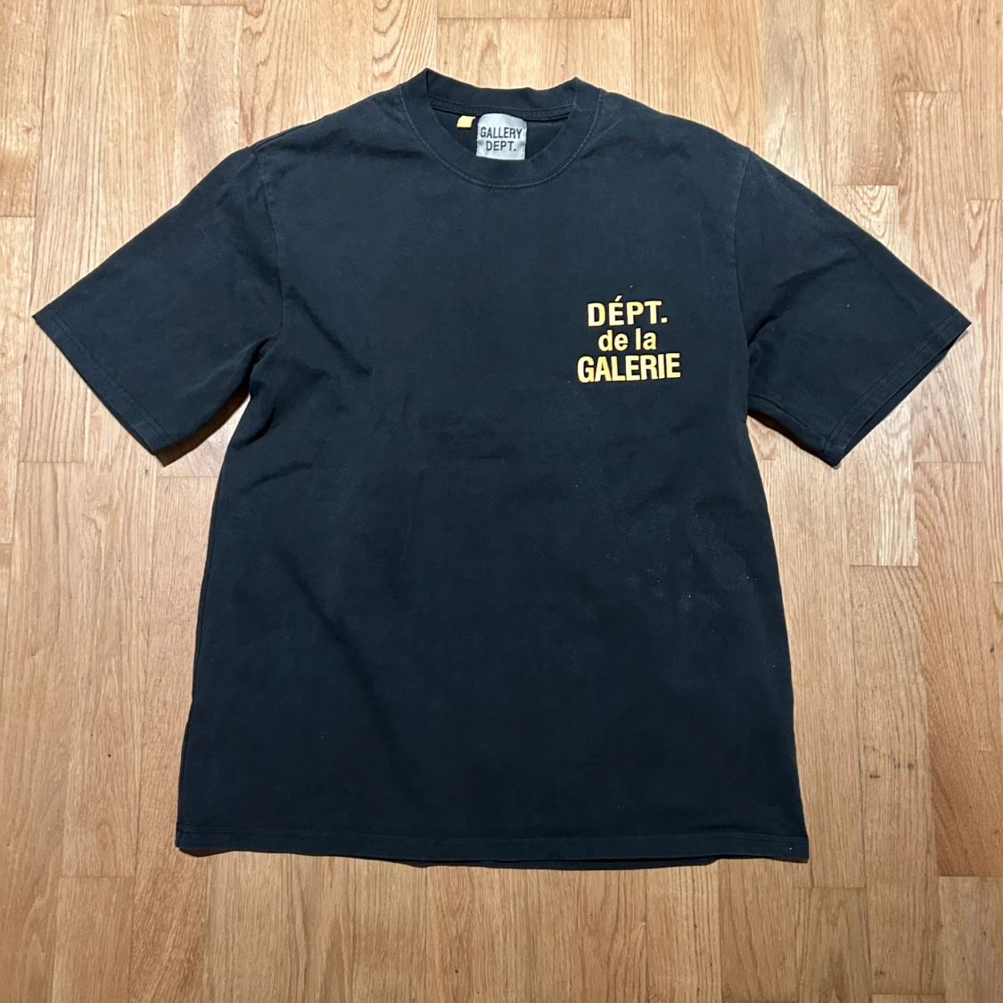 Svart t-shirt från Gallery Dept.