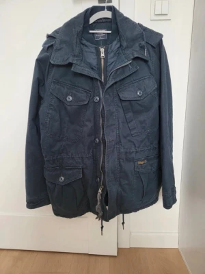 Field Jacket Abercrombie & Fitch - Hej! Tänkte kika lite på intresset hos denna Field jacket från Abercrombie & Fitch. Den är helt ny med prislapp. Hör av dig om du undrar något! 