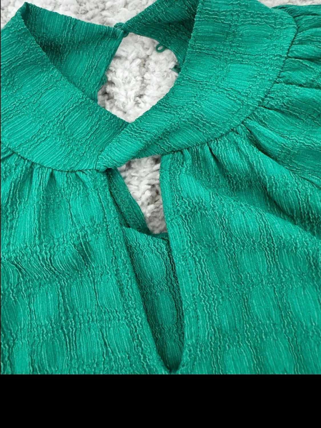 Grön blus med struktur och nyckelhålsringning - 1