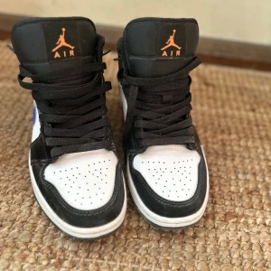 Jordan 1 Mid Black Racer Blue White - Nyskick, använda endast ett fåtal gånger. 