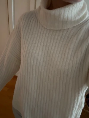 Vit ribbstickad polotröja - Mysig vit ribbstickad polotröja. Använd ett fåtal gånger!🤍