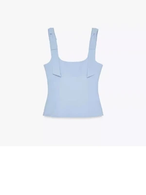 Topp med rosetter Zara - Supersöt ljusblå linnetopp med breda axelband och stora rosetter på axlarna. Toppen har en croppad passform och fyrkantig urringning, perfekt till jeans eller kjol. Materialet känns mjukt och lätt, perfekt för varma dagar. Använd 1 gång.