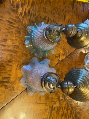 4st. vintage lampskärmar i glas och metall - Säljer fyra unika lampskärmar i glas med vågiga kanter och metallfästen. Glaset har ett mönstrat och frostat utseende med blågröna toner. Perfekt för dig som vill ge din belysning en retro och dekorativ touch.