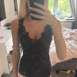 Spetslinne från JC - Svart linne med så fina spetsdetaljer 💋💕