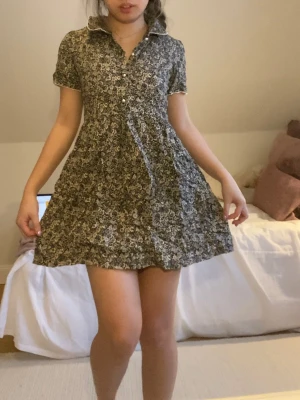 Söt klänning - Jätte söt klänning från Urban outfitters. Vet inte vad deras storlek S-P innebär. Men skulle säga att den är en xs/s. Klänningen har med ett blommigt mönster och fina knappar där fram. 