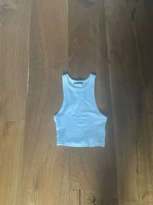 Vit croppad linnetopp från Zara - Snygg vit croppad linnetopp från Zara. Mjuk och stretchig bomull som sitter skönt på kroppen.