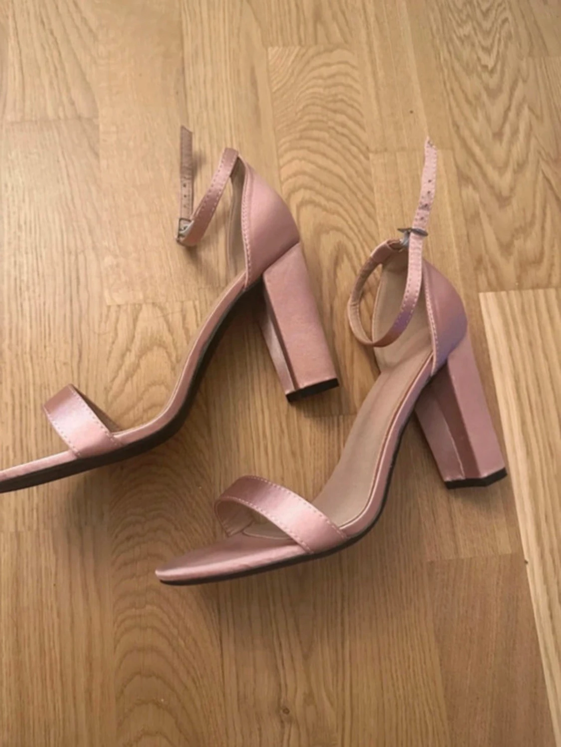 Rosa sandaler med blockklack