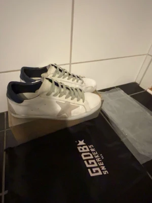Golden goose skor vita - Tjena! Säljer nu ett par golden goose skor i storlek 44, skorna är i ett bra skick samt boks, dust bag med mera följer med, skriv vid minsta fundering 💭 