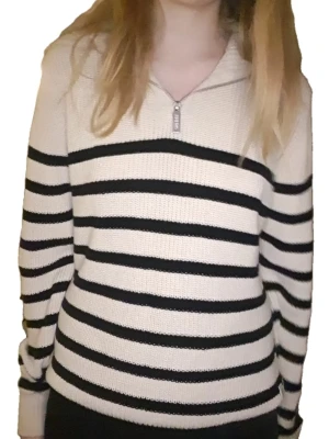 Randig stickad tröja med half zip - Off-white och svart randig stickad tröja i bra kvalitet med lång ärm och half zip-dragkedja vid halsen. . Tröjan har en avslappnad/lösare passform. Passar därför storlek xs -> s.  💕💕